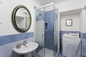 A bathroom at Maqueda Apartments