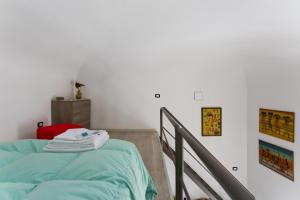 A bed or beds in a room at Maqueda Apartments