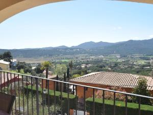 サンタ・クリスティーナ・ダロにあるBelvilla by OYO Casa El Limoneroの家のバルコニーからの眺め