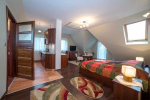 Łóżko lub łóżka w pokoju w obiekcie Janówka Apartamenty