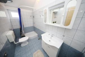 Galeriebild der Unterkunft Apartments by the sea Starigrad Paklenica in Tribanj-Krušćica