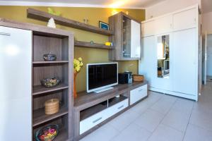 TV a/nebo společenská místnost v ubytování Apartment Yellow Story