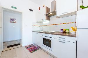 Kuchyň nebo kuchyňský kout v ubytování Apartment Yellow Story