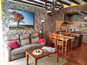 ein Wohnzimmer mit einem Sofa und einem Tisch in der Unterkunft La Casa del Mercat in Villafranca del Cid