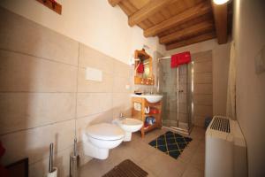 ein Badezimmer mit Toilette und Waschbecken in der Unterkunft Albergo Diffuso Valcellina e Val Vajont in Casso in Casso