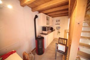Küche/Küchenzeile in der Unterkunft Albergo Diffuso Valcellina e Val Vajont in Casso