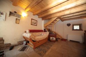 een woonkamer met een bank op zolder bij Albergo Diffuso Valcellina e Val Vajont in Casso in Casso