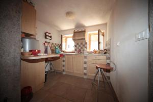 Küche/Küchenzeile in der Unterkunft Albergo Diffuso Valcellina e Val Vajont in Casso