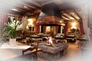 Posezení v ubytování Hôtel - Restaurant - Bar - Le Sapin Fleuri + 24 fotografií