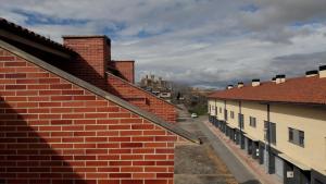 uitzicht op een steeg tussen twee bakstenen gebouwen bij Apartamento turistico Olite in Olite