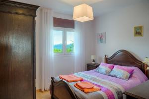 a bedroom with a bed and a window at Casa Adofreire in Melgaço