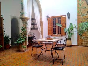 Un balcón o terraza en Riad El Bir
