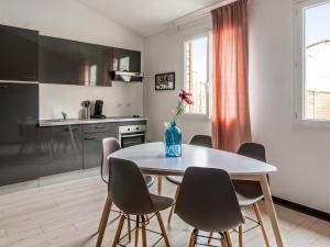 kuchnia ze stołem i krzesłami w kuchni w obiekcie Notre Dame Apartment w mieście Bordeaux