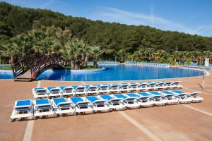 - un groupe de chaises longues devant la piscine dans l'établissement Camping Torre de la Mora, à Tamarit