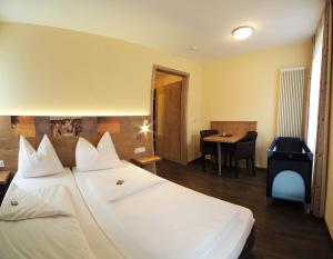 Ένα ή περισσότερα κρεβάτια σε δωμάτιο στο Gasthof Bögl