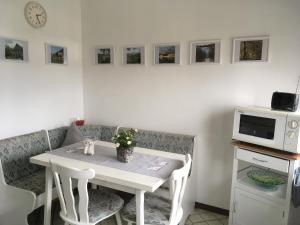 uma cozinha com uma mesa branca e um micro-ondas em Ferienwohnung Will em Walkenried