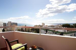 balcón con vistas al océano en R&E apartment, en Torremolinos