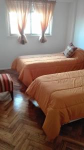 3 camas en una habitación con ventana en Apartamento Buenos Aires en Buenos Aires