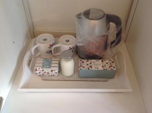 einer Schublade mit einem Mixer und anderen Gegenständen darin in der Unterkunft Oakleigh house in Stratford-upon-Avon