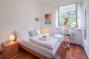 Un pat sau paturi într-o cameră la La Busa Apartments - Garda Chill Out