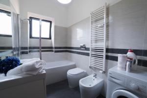 Un baño con bañera, inodoro y lavabo. en Apartment in front of St Peter's Square and Vatican Museums - myPad in Rome, en Roma 40 fotos más