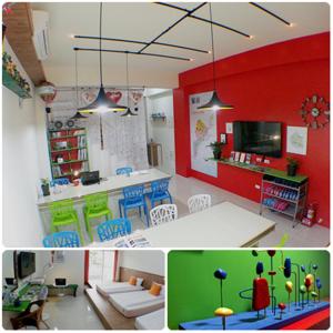 台東市的住宿－星邑旅宿(一人一床套房)，客厅的两张照片,墙壁为红色和绿色