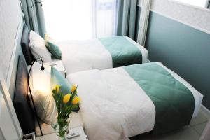 Łóżko lub łóżka w pokoju w obiekcie JessApart – Ochota Apartments