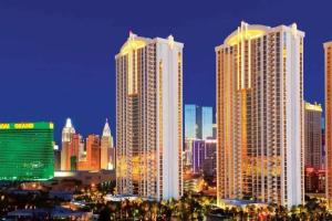 une vue sur les toits d'une ville avec de grands immeubles dans l'établissement MGM Signature, à Las Vegas