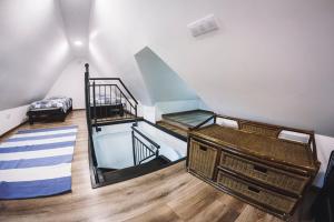 ein Zimmer mit zwei Treppen und einem Bett darin in der Unterkunft Villa Tower Nad Jeziorem Nyskim in Skorochow