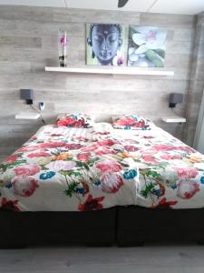 een slaapkamer met een bed met bloemen erop bij Slapen in Dordrecht in Dordrecht