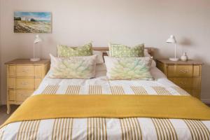 Un pat sau paturi într-o cameră la Hilton Cove Beach House