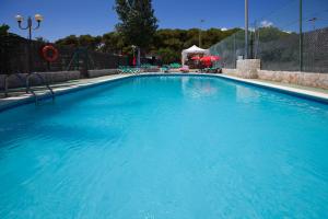 Bazén v ubytování Apartamentos Playa Es Cana nebo v jeho okolí