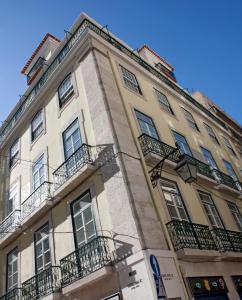 un edificio alto con balcones a un lado. en Lisbon Serviced Apartments - Baixa, en Lisboa