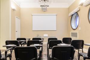 pusta klasa z krzesłami i białym ekranem w obiekcie Hotel Tiziano - Gruppo Mini Hotel w Mediolanie