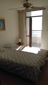 Apartamento centro Torremolinosにあるベッド