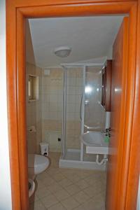 カーポ・ヴァチカーノにあるVilla Maria Teresaのバスルーム(シャワー、トイレ、シンク付)
