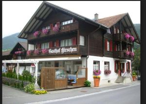 un edificio con fiori sulla facciata di Gasthof Hirschen a Oey