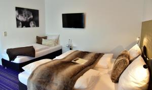 Hotel zum See garni tesisinde bir odada yatak veya yataklar