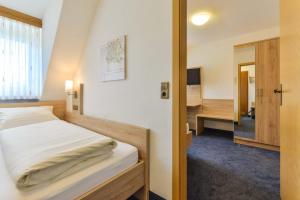Giường trong phòng chung tại Hotel-Gasthof Rotes Roß