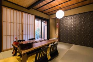 京都市にある京町屋の宿悠路里 Kyo-Machiya YululYのダイニングルーム(長いテーブルと椅子付)