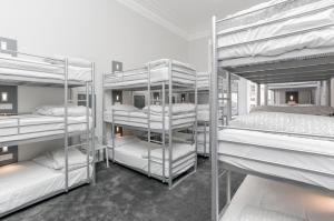 En eller flere senger på et rom på West End Hotel