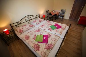Postel nebo postele na pokoji v ubytování Hotel Jeleň