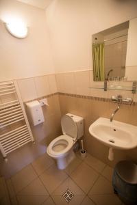 Koupelna v ubytování Hotel Jeleň + 20 fotografií