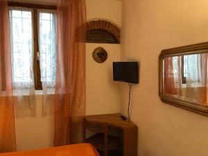 フィレンツェにあるLa Federigaのベッドルーム(ベッド1台、テレビ、窓付)