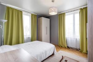 Un pat sau paturi într-o cameră la Apartment Nice Smolenskaya Street