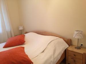 ティメンドルファー・シュトラントにあるZur kleinen Insel App.3のベッドルーム1室(枕2つ付)