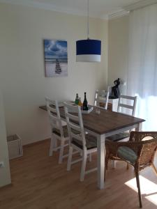 ティメンドルファー・シュトラントにあるZur kleinen Insel App.3のダイニングルーム(木製テーブル、椅子付)
