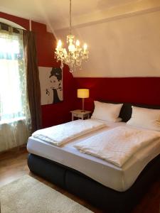 1 Schlafzimmer mit 2 Betten und einem Kronleuchter in der Unterkunft Villa Christina in Kamp-Bornhofen
