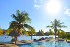 A piscina localizada em La Maya Beach Curacao ou nos arredores