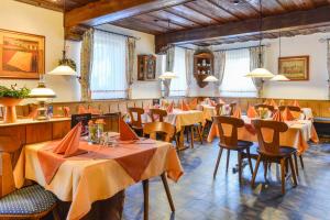 
A restaurant or other place to eat at Hotel-Gasthof Rotes Roß
